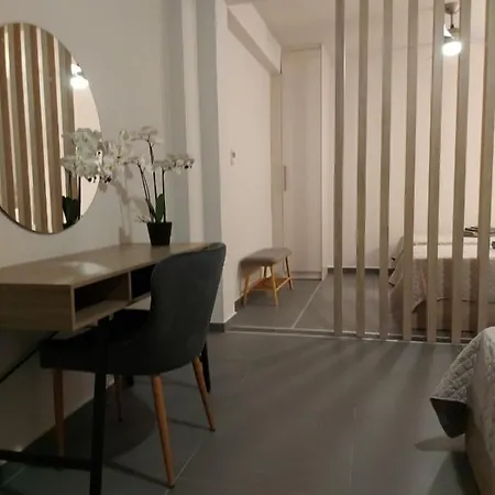 Apartament Square 2 *